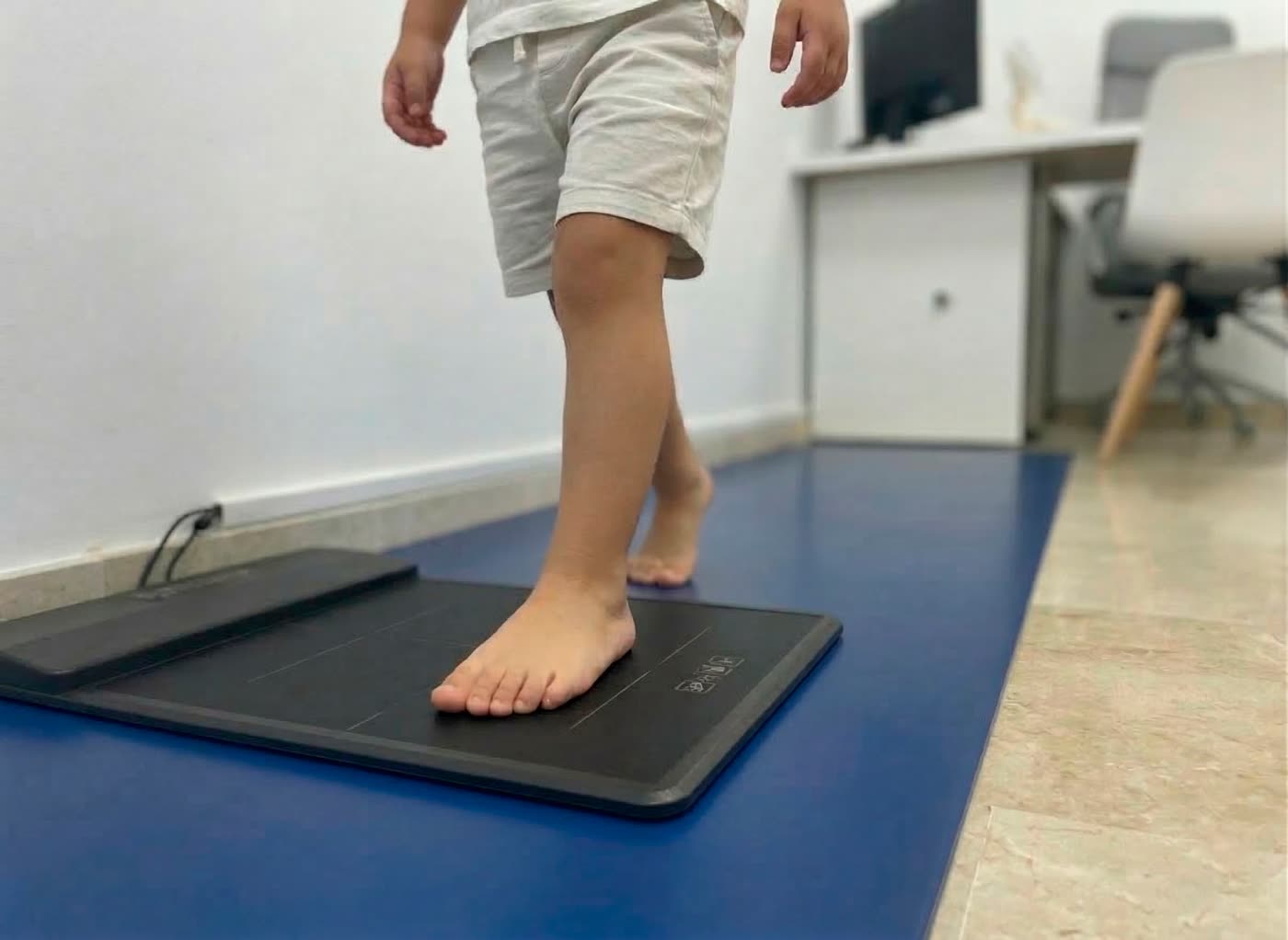 Análisis podológico pediátrico — huella plantar infantil en escáner Podonexus Avanza Salud La Laguna