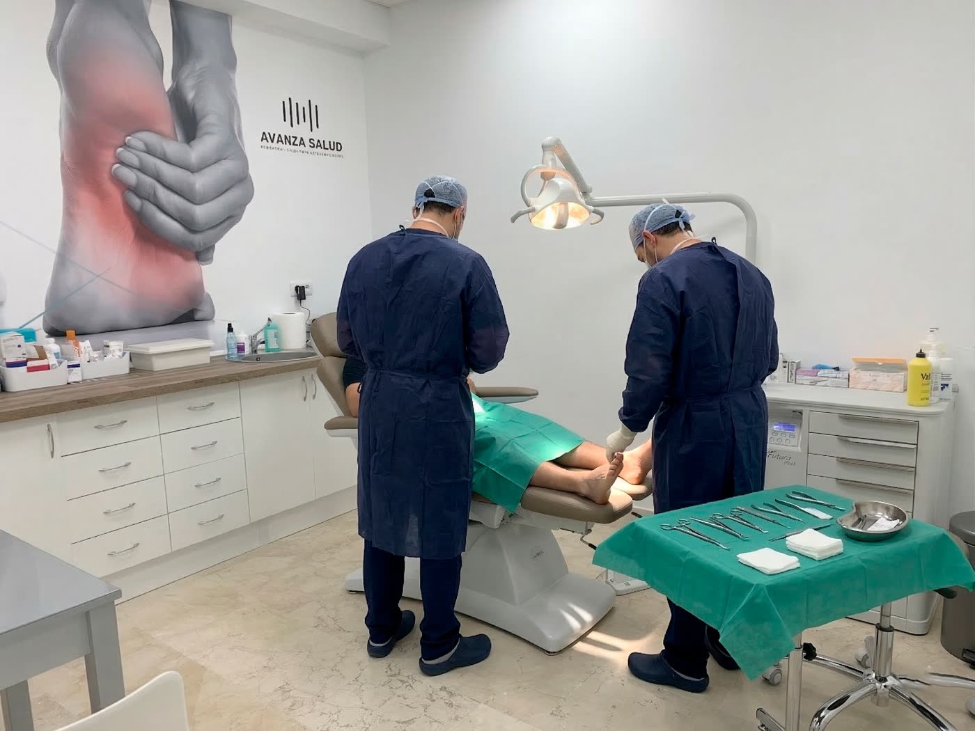 Quirófano de cirugía podológica ambulatoria en Avanza Salud La Laguna — intervención uña encarnada sin ingreso