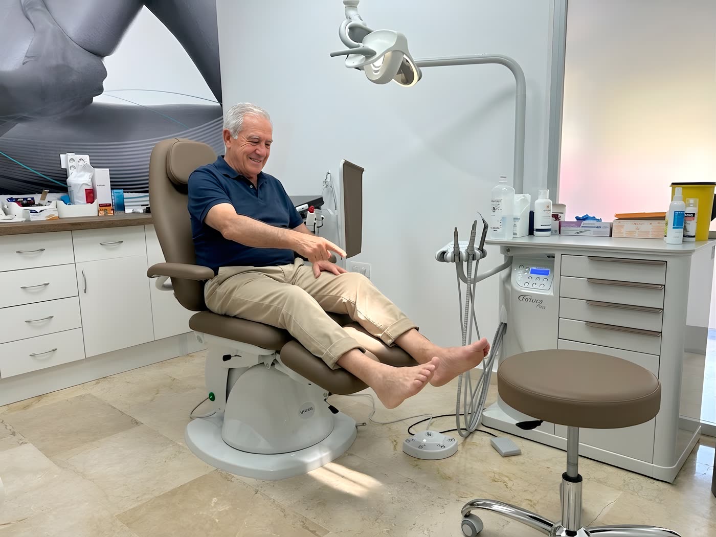 Paciente en sillón podológico durante consulta en Avanza Salud La Laguna Tenerife — podología general y quiropodología