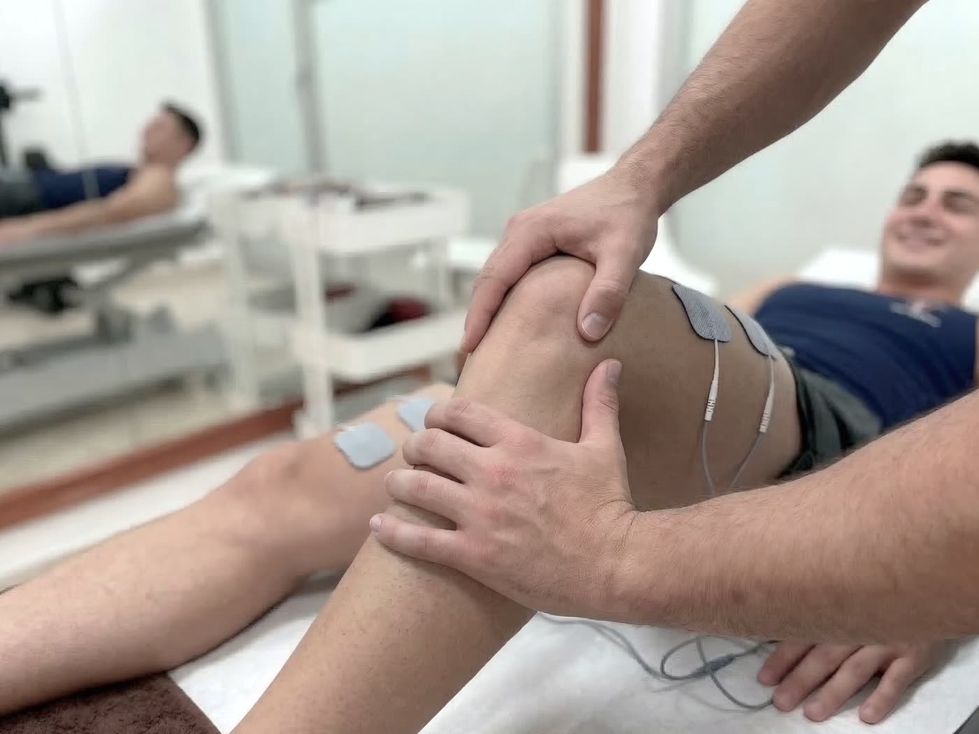 Fisioterapeuta aplicando terapia manual — movilización articular y tejidos blandos en Avanza Salud La Laguna Tenerife